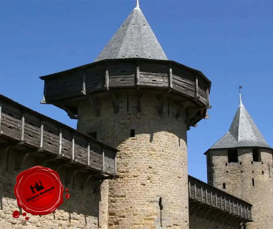 Açambarcamento reconstruído no topo das muralhas de Carcassonne, na França