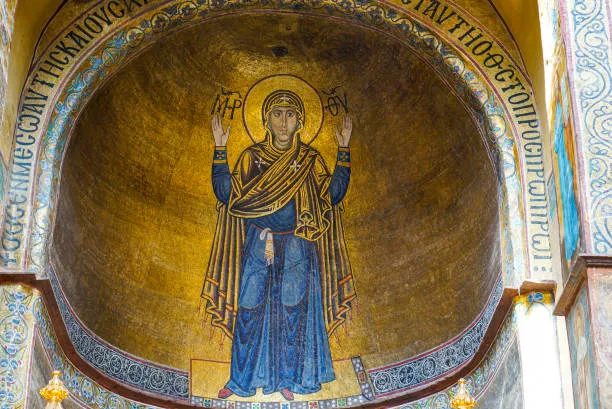 Um mosaico representando Theotokos Orans em St. Sophia, Kyiv, Ucrânia, (condição atual desconhecida), Foto de Rasal Hague, via Wikimedia Commons