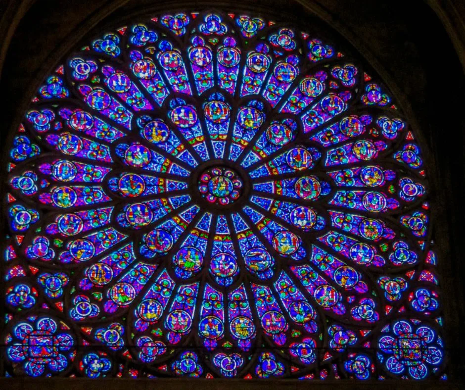 A maior rosácea de vitral está na catedral católica Notre Dame de Paris