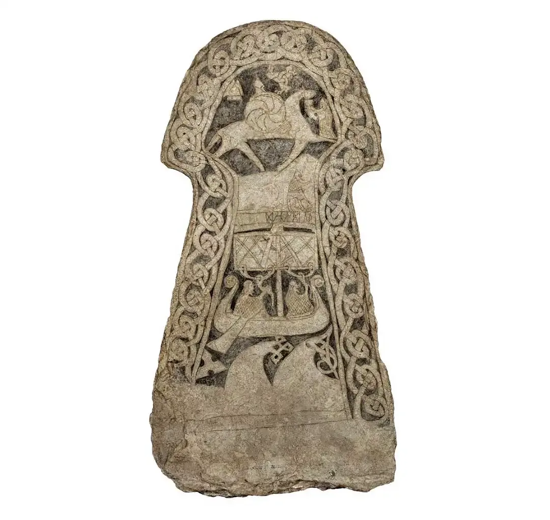 Pedra de Gotland ilustrando as boas-vindas de um herói a Valhalla, via Museu de História Sueca, Estocolmo