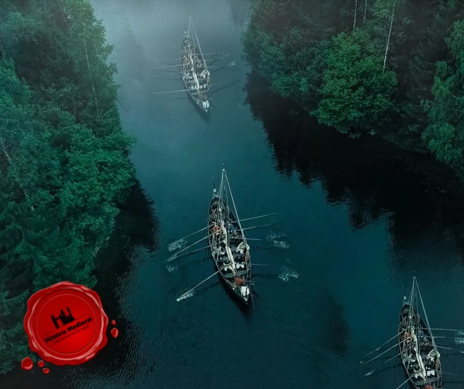 Fotografia aérea de um barco à vela Viking Row no rio. Reconstituição Medieval (Licença de uso único)