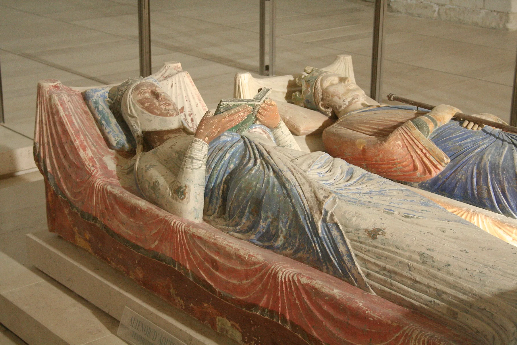 Efígies de Leonor e Henrique II na Abadia de Fontevraud, França