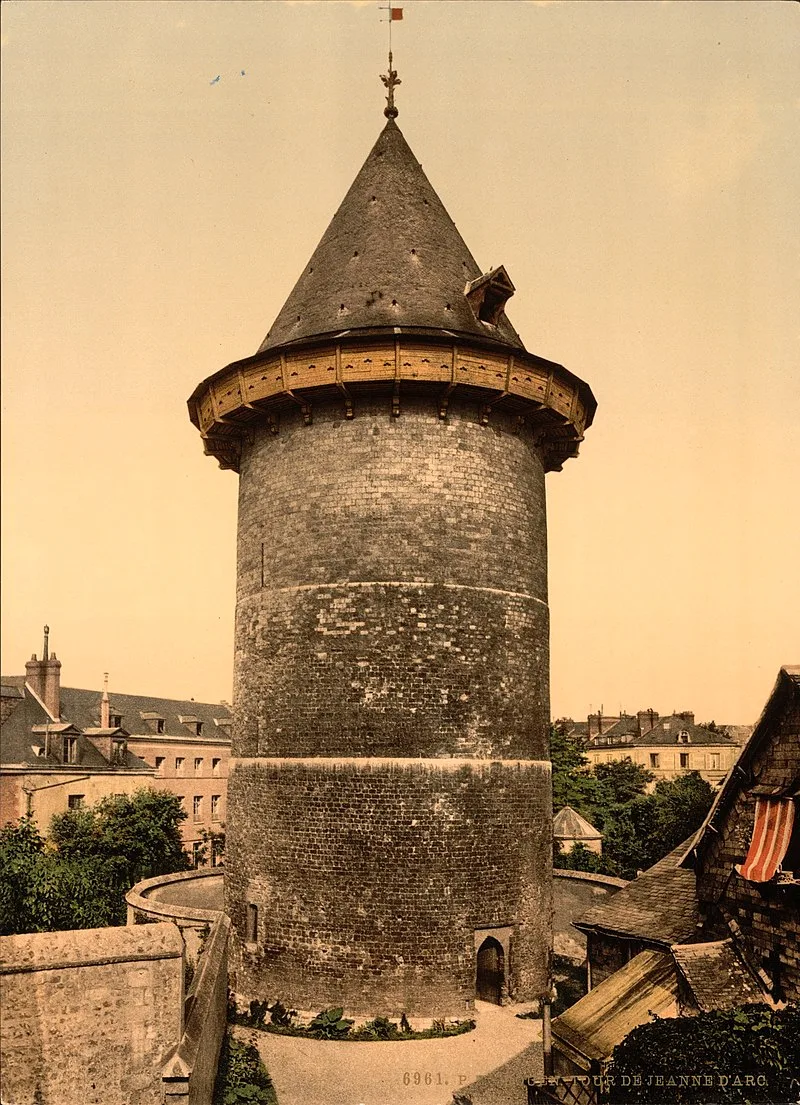 A torre de menagem do castelo de Rouen , remanescente da fortaleza onde Joana foi presa durante seu julgamento. Desde então, tornou-se conhecida como a "Torre Joana d'Arc".