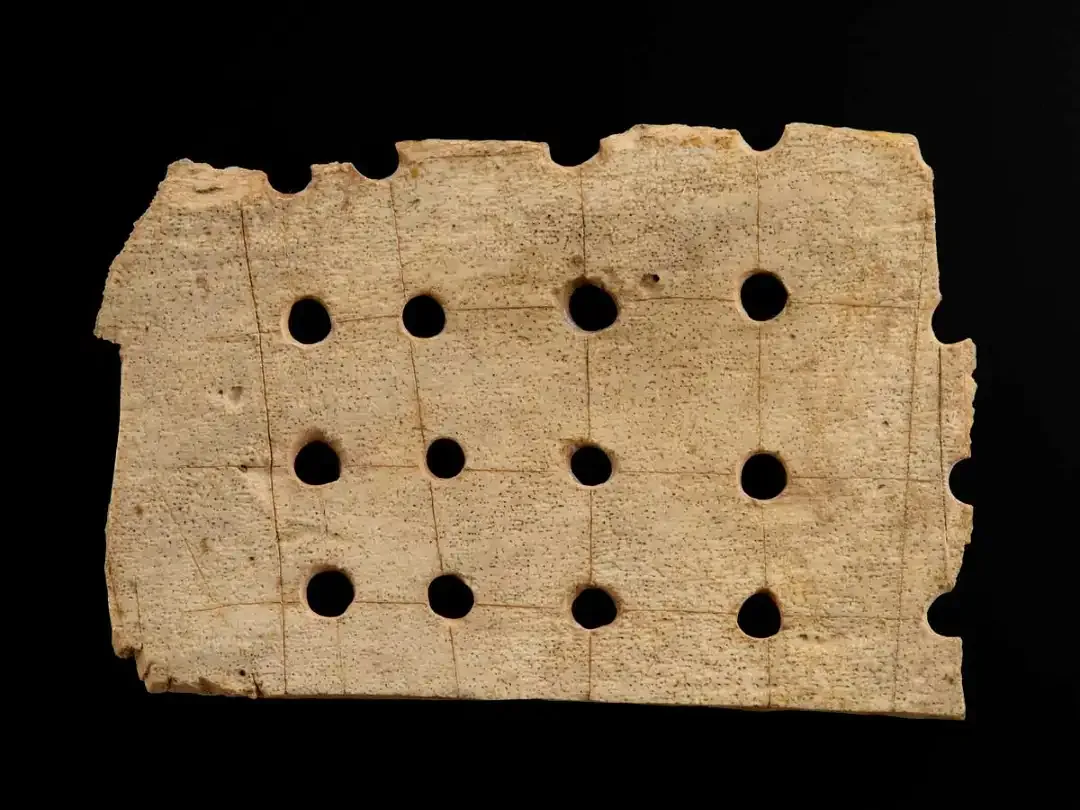 Fragmento de um tabuleiro de jogo de osso com pinos de Viking Birsay, Orkney, através dos Museus Nacionais da Escócia