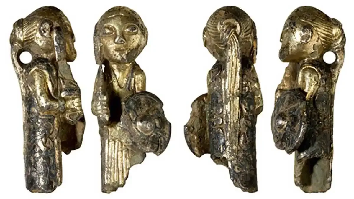 Uma possível Valquíria empunhando uma espada e um escudo, via Museu Britânico