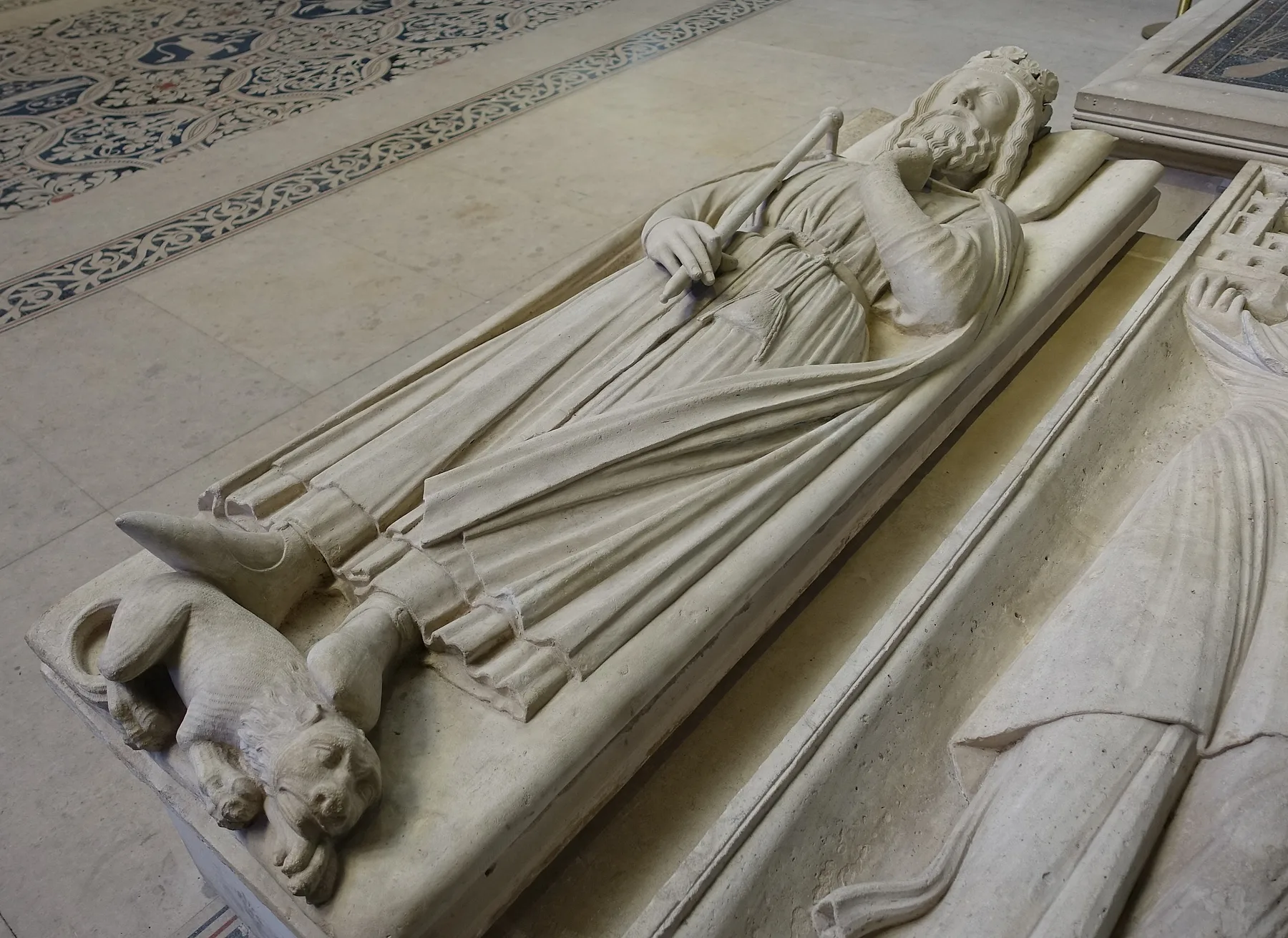 Túmulo de Clovis I na Basílica de St Denis em Saint Denis