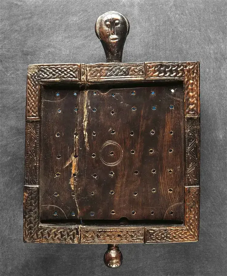 O tabuleiro de jogo de Ballinderry, possivelmente usado para jogos de Hnefatafl, através do Museu Nacional da Irlanda