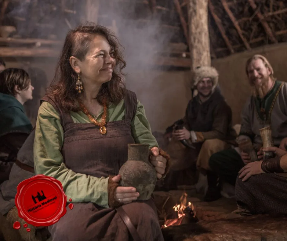 mulher viking individual em um salão de assentamento viking ((Licença de uso único))